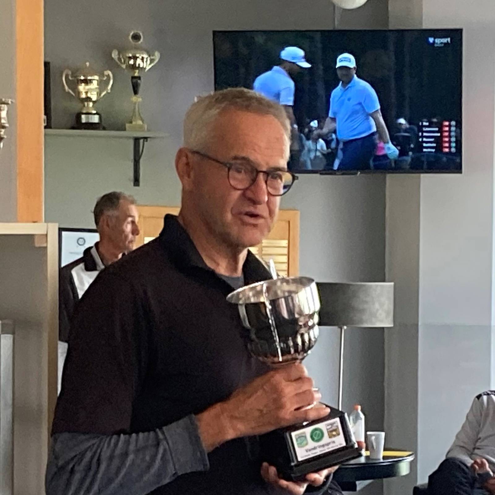 Vinnare Lagtävlingen Örestads GK Peter Meyer Tar Emot Priset (1)